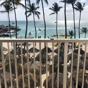 Meet your Posher, Tee